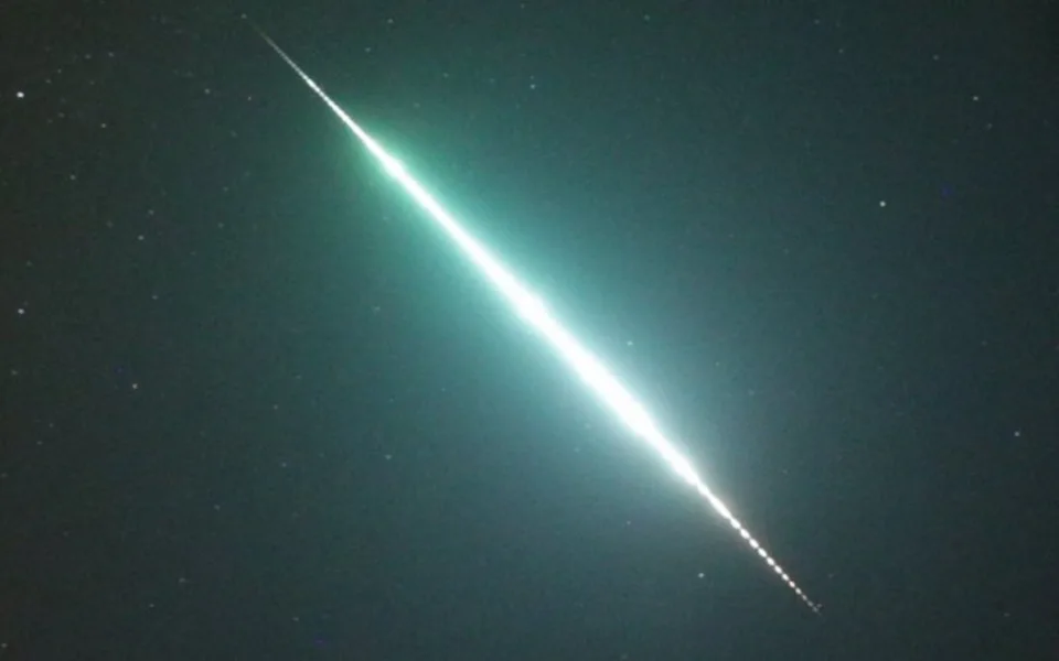 Nebe nad Jizerkami ozářil bolid. Zachytila ho kamera na škole ve Frýdlantu