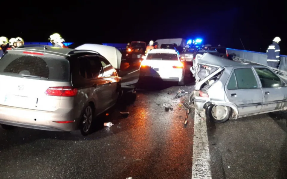 Hromadnou nehodu na D10 u Svijan způsobili dva mladíci. Pod mostem zapálili pneumatiky