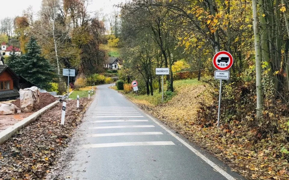 Některé silnice kolem Rádelského mlýna na zimu pro auta uzavřou