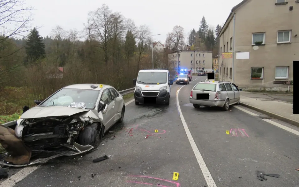 Mladý řidič způsobil nehodu tří aut, při nárazu z vozu vypadl
