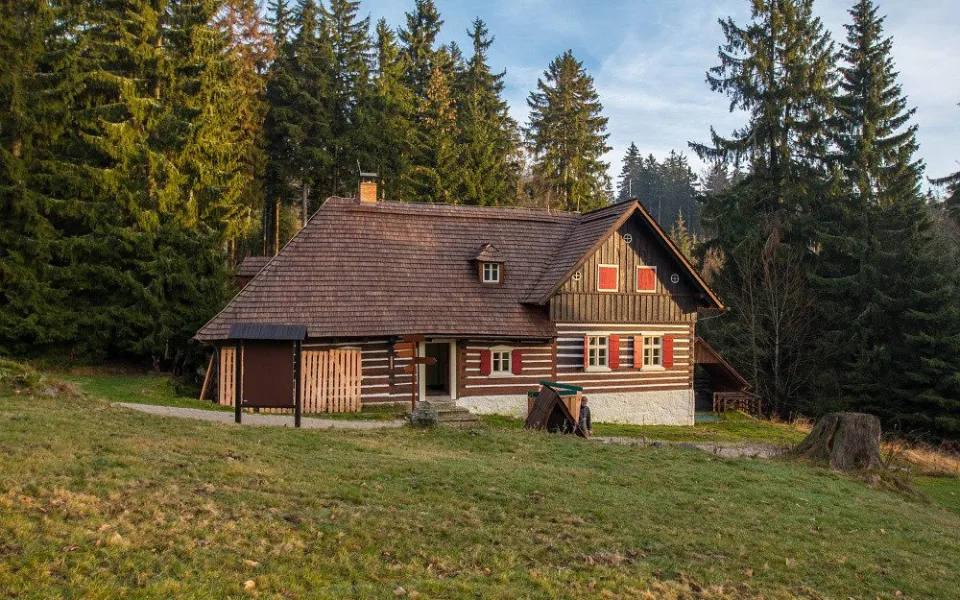 Jizerskohorská roubenka se dočkala uznání. Liščí bouda získala ocenění Patria Nostra