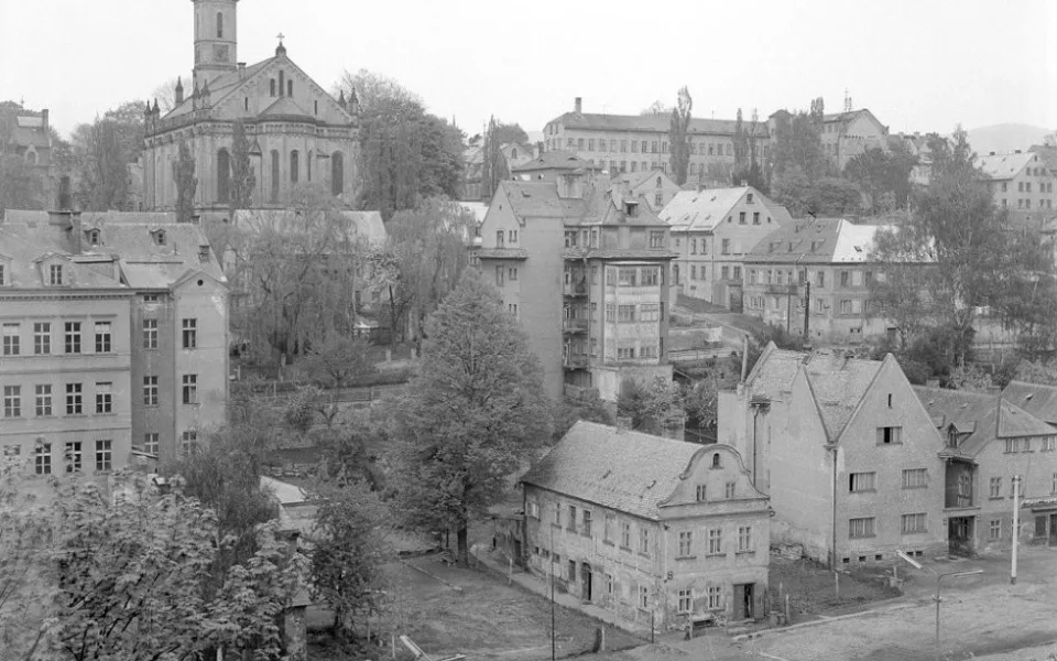 Pohled na již zbořený evangelický kostel na nám. Českých bratří