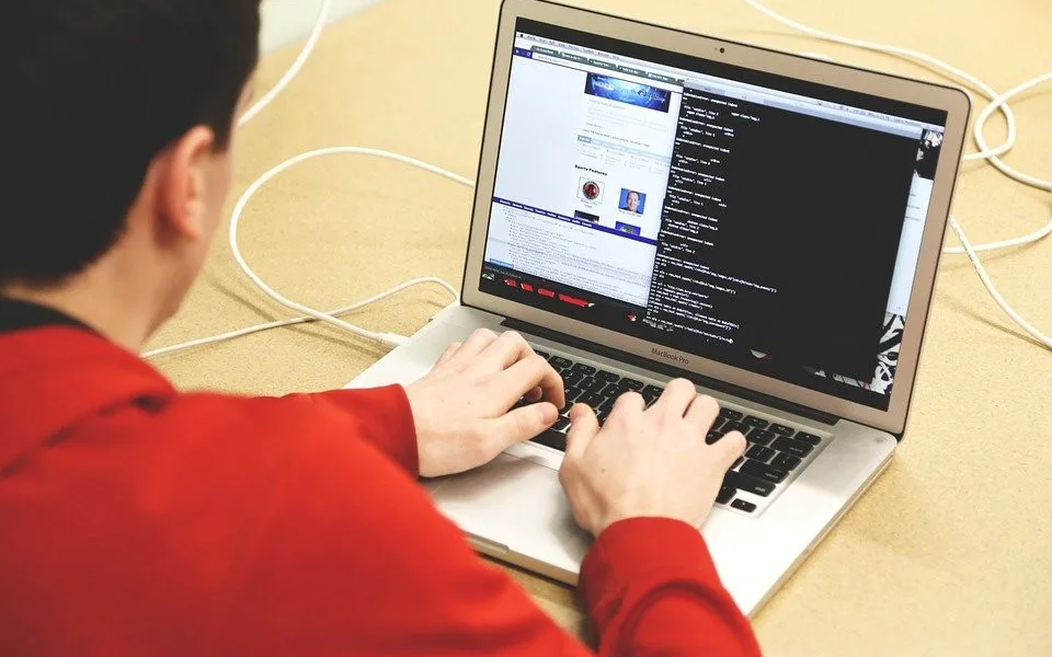 Přišla vám od přítele na sociální síti prosba o zaslání emailu nebo čísla? Může jít o podvodníky, varuje policie