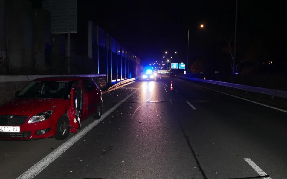 Opilý senior zastavil na průtahu městem. Otevřené dveře mu urazilo projíždějící auto