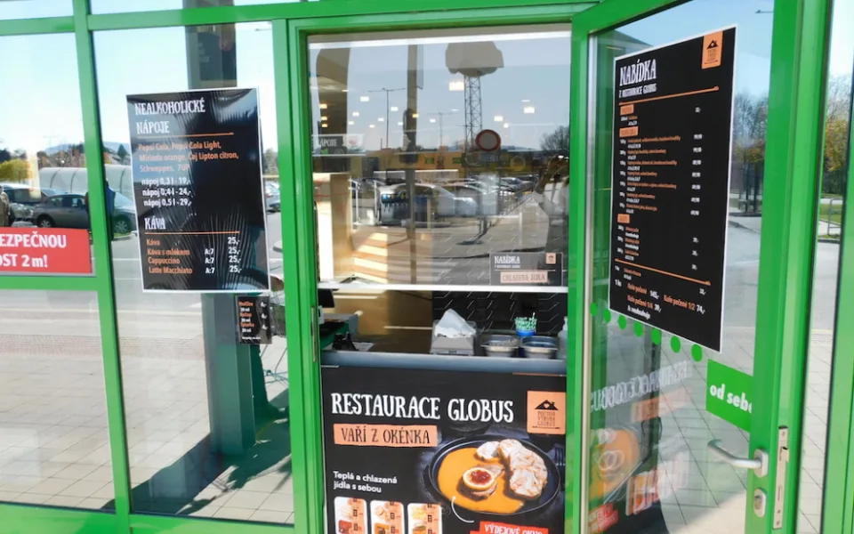 Restaurace Globus Liberec opět prodává přes okénko