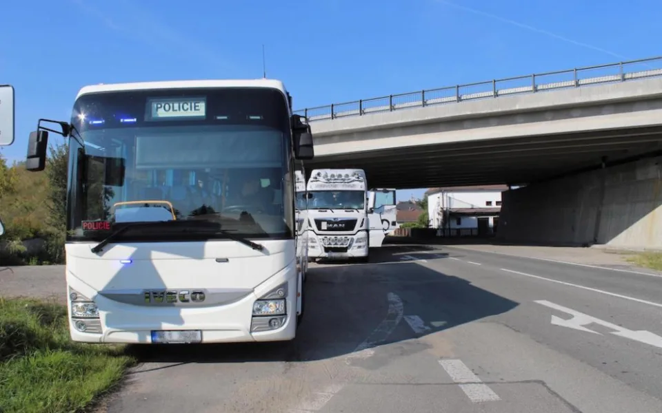 Že nejsou ve vysoké kabině vidět? Policisté na řidiče kamionů nasadili speciální autobus