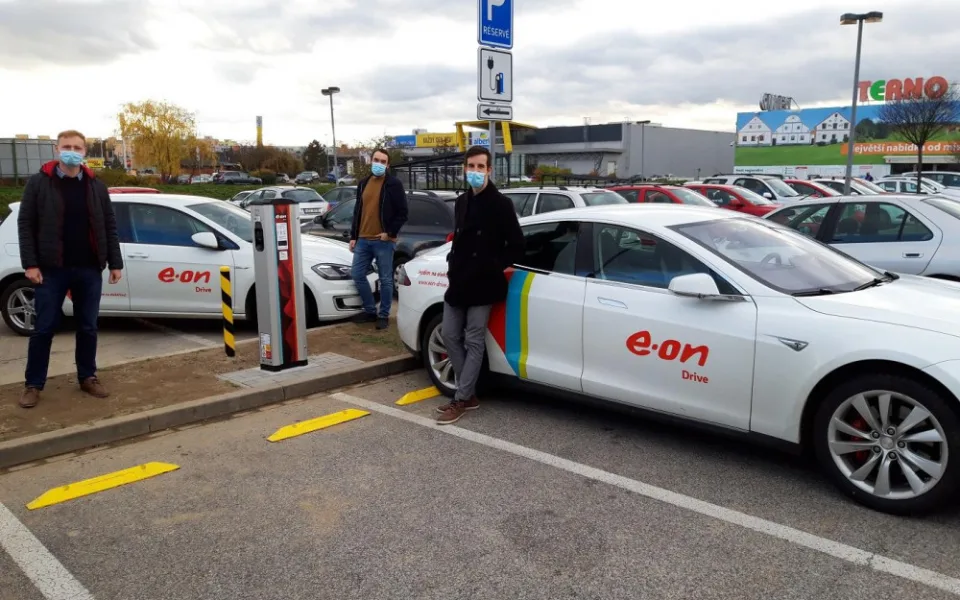 E.ON instaloval do své sítě v Česku stou veřejnou dobíječku pro elektromobily