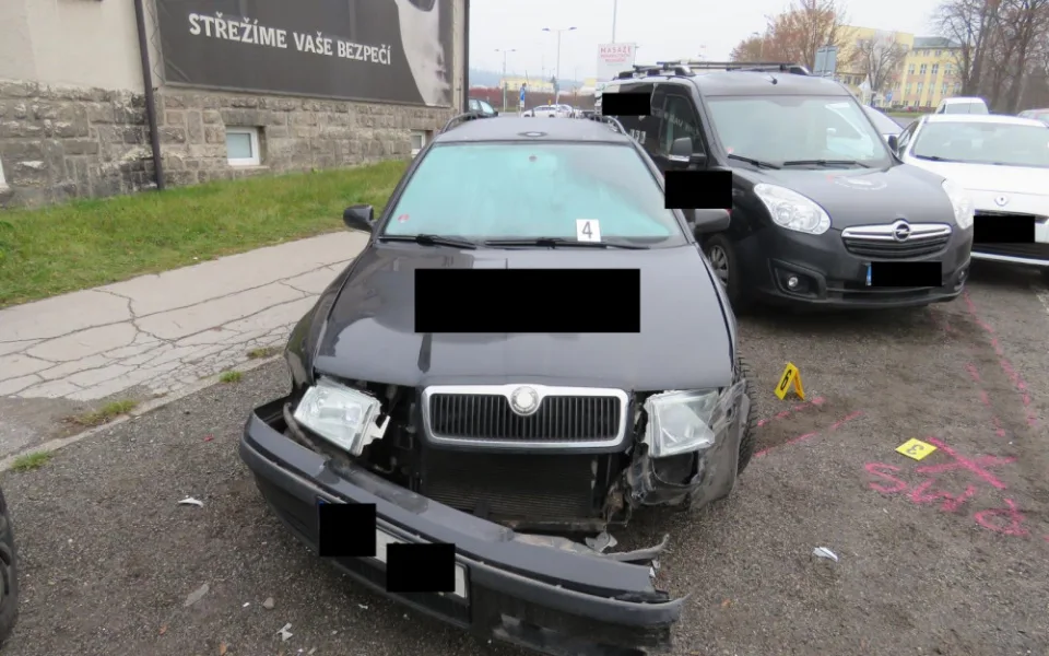 U jablonecké přehrady se srazila tři auta. Řidička nedala přednost