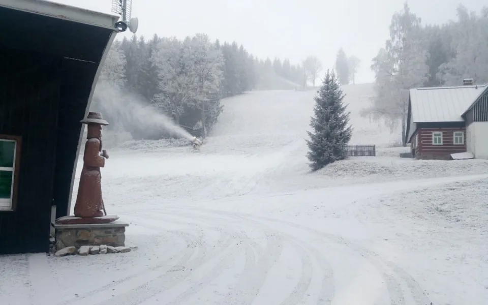 Největší skiareál v kraji začal zasněžovat