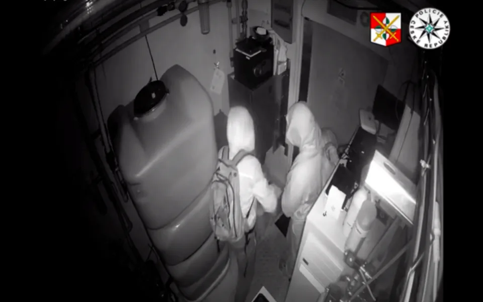 Do automatu se dostali rozbrušovačkou, natočila je při tom bezpečností kamera