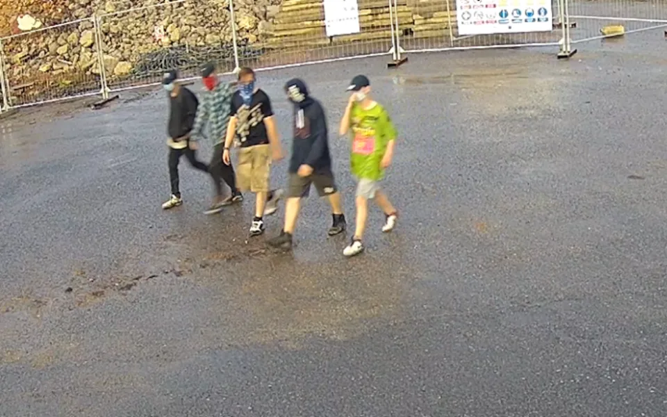Někdo řádil ve skladu v Ostašově. Policie pátrá po partě mladíků