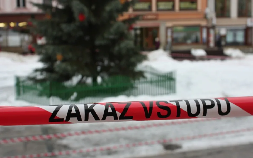 V Jablonci kvůli silnému větru uzavřeli Mírové náměstí s vánočním stromem