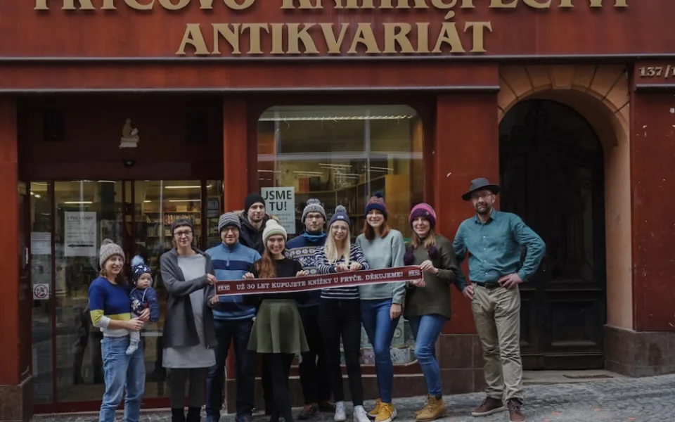 Začalo to venkovním stánkem s knihami. Legendární Knihkupectví a antikvariát Fryč slaví 30 let