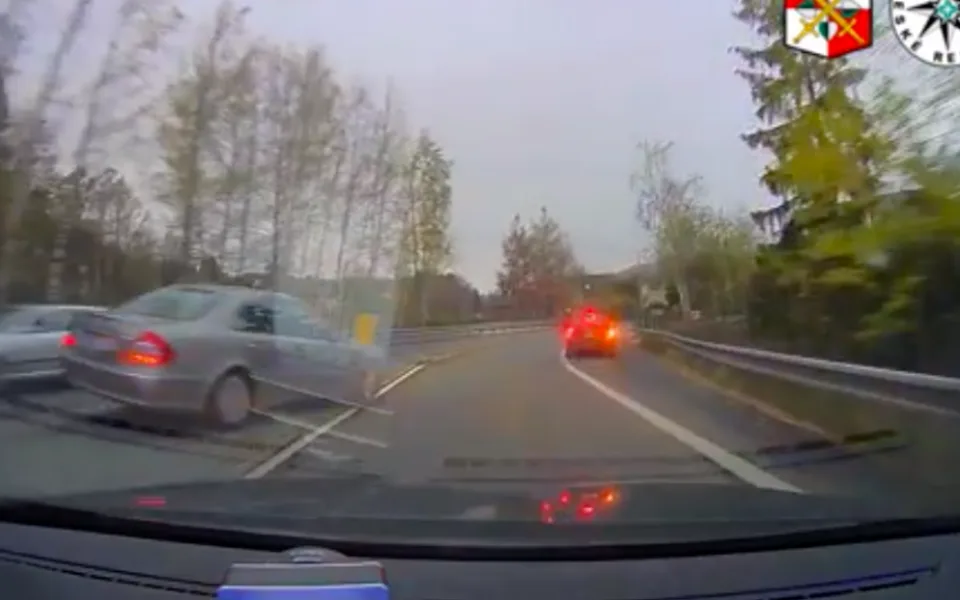 Honička po Liberci. Policisté naháněli řidiče mercedesu, měl zákaz řízení