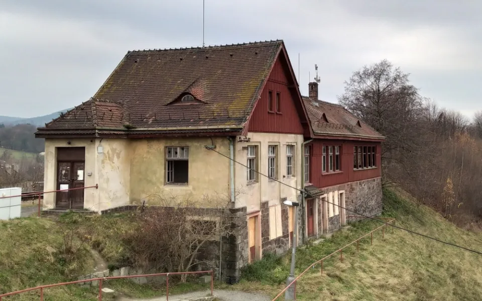 Vlakové nádraží v Chotyni je definitivně kulturní památkou