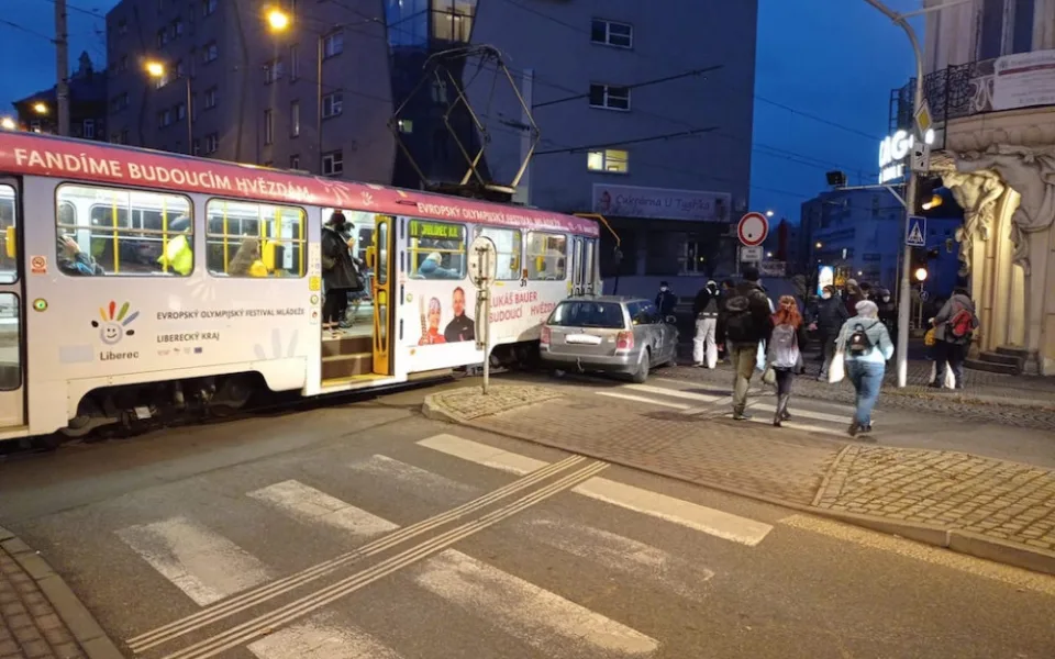 Nehoda na Fügnerce. U bývalého Plauditu se srazilo auto s tramvají