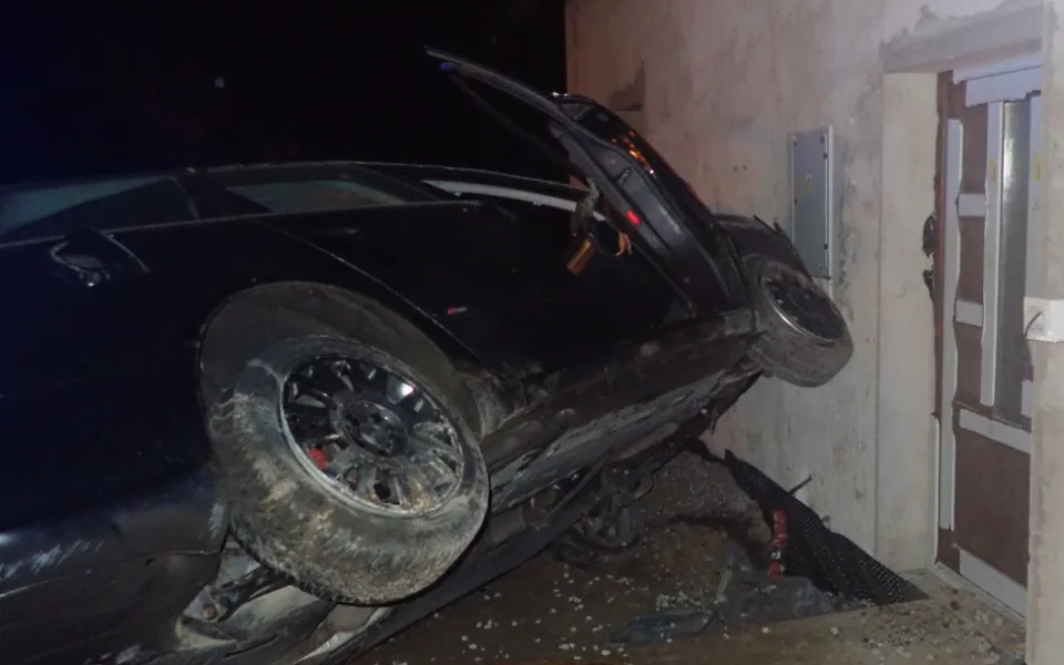 Auto u Dolánek nad ránem narazilo do domu. Čtyři zranění