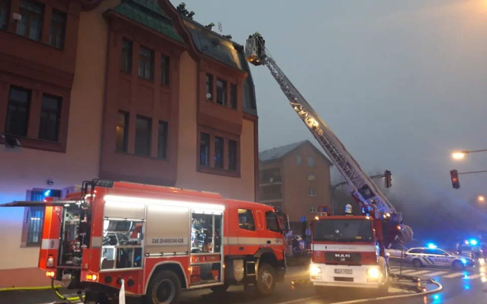 Ve Vrkoslavicích hasiči evakuovali kvůli požáru domu deset lidí