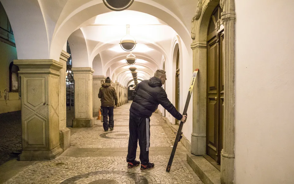Dárek v podobně skipasů ukryté za lyžemi v Liberci pobavil. A Drbna byla u toho
