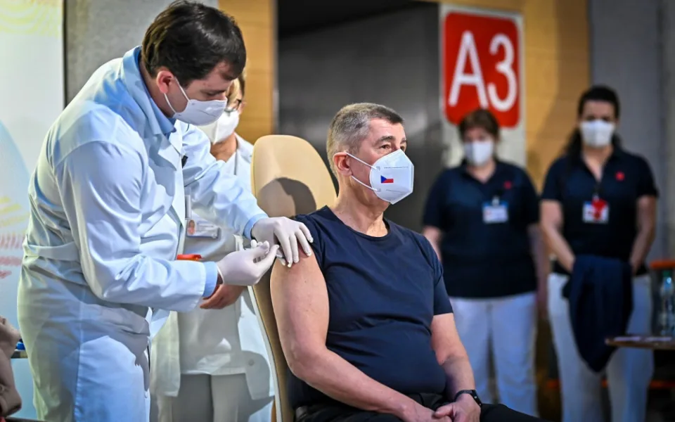 Očkování proti covidu začalo. První dávku dostal premiér Babiš, po něm válečná veteránka