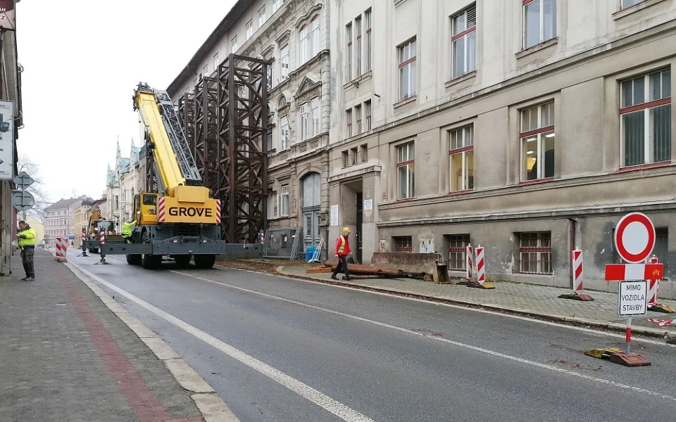 Podhorská je kvůli demontáži konstrukce uzavřená. Na neukázněné řidiče číhá policie