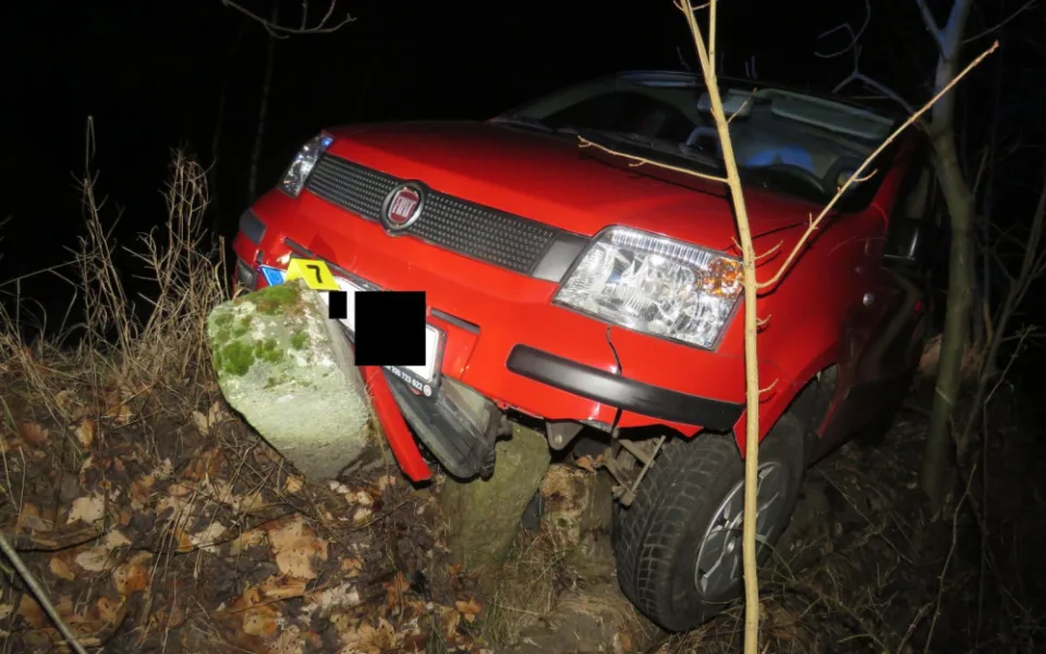 Se dvěma promile vyjel, ale nedojel. Řidič skončil v betonovém sloupku
