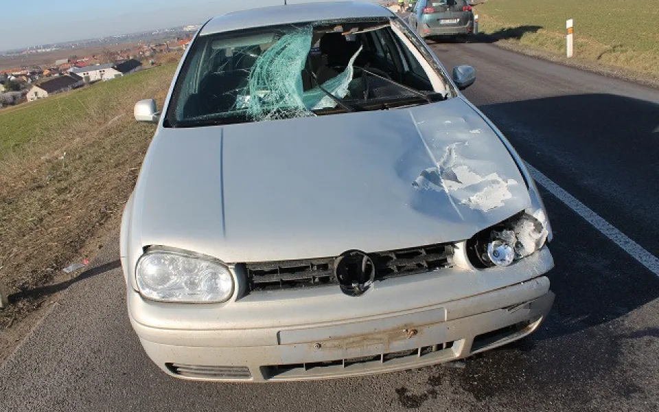 I takto může vypadat auto, na které spadl kus ledu.