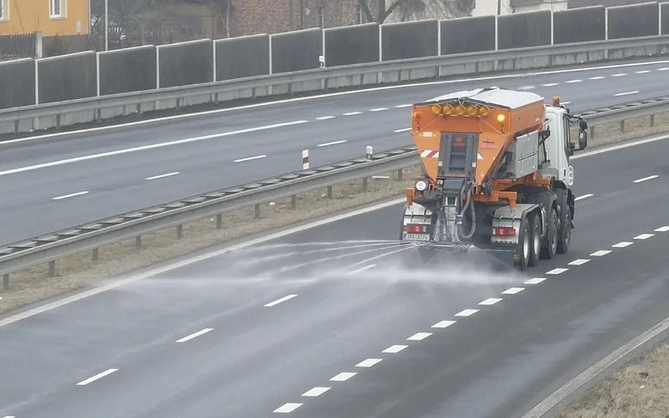 Česko ochromí náledí. Meteorologové varují před nehodami a úrazy