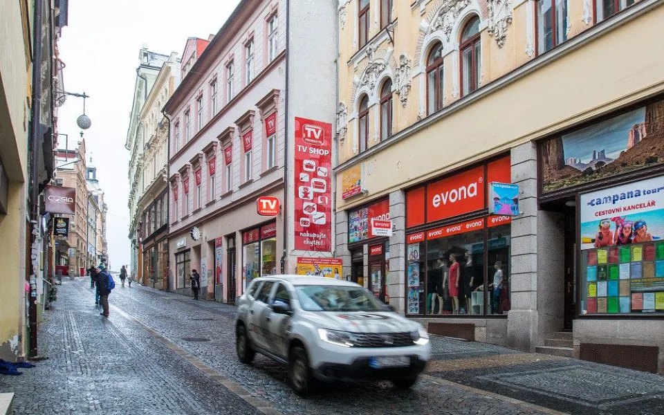 Centrum utápějící se v reklamách. Z Liberce by mohl začít mizet vizuální smog