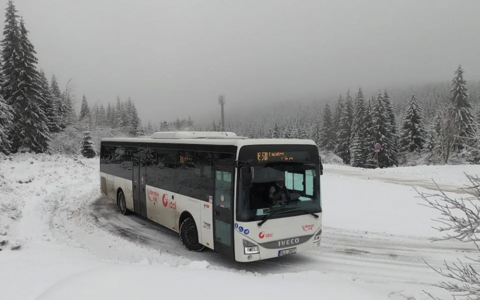 Auto nechte doma, na lyže vás bez starostí dovezou speciální lyžařské spoje