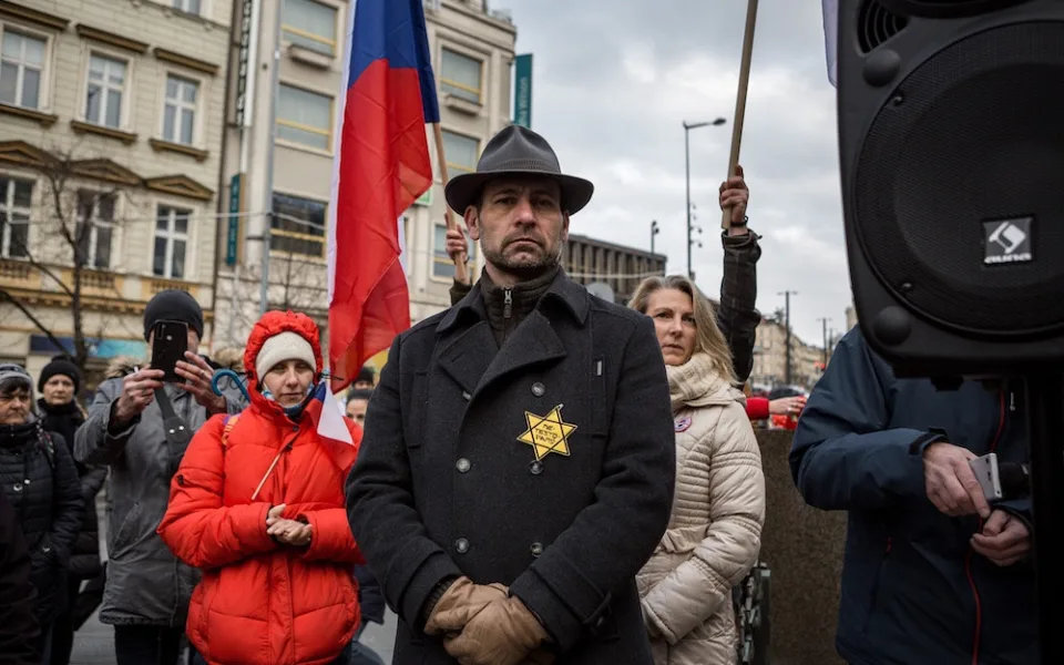 Davidova hvězda jako symbol nesouhlasu s očkováním? Nepochopitelné, shodují se politici i židovská obec