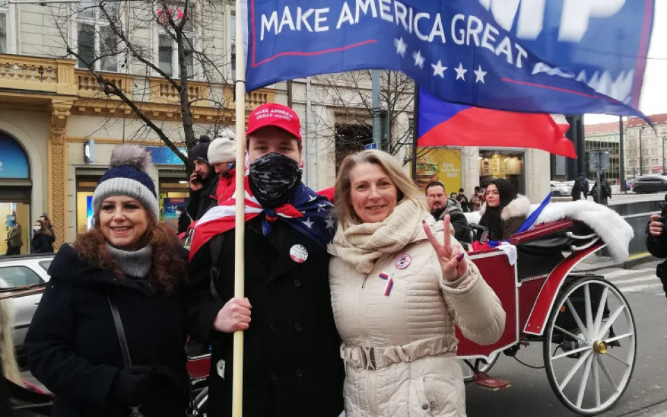 Lenka Tarabová (vpravo) na demonstraci na podporu končícího amerického prezidenta Trumpa.