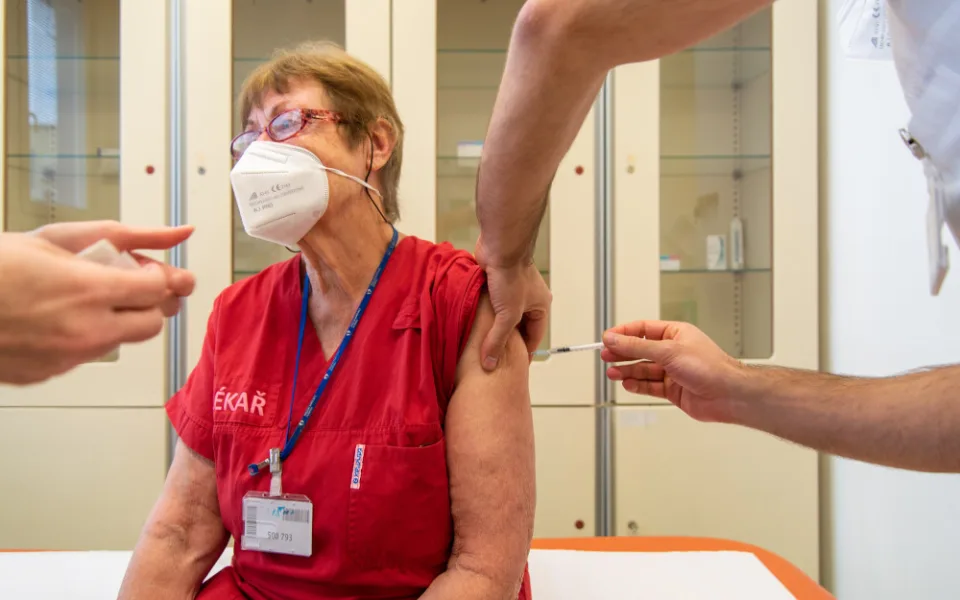 Velkokapacitní očkovací centrum bude v aréně. Zvládne naočkovat 1200 lidí denně