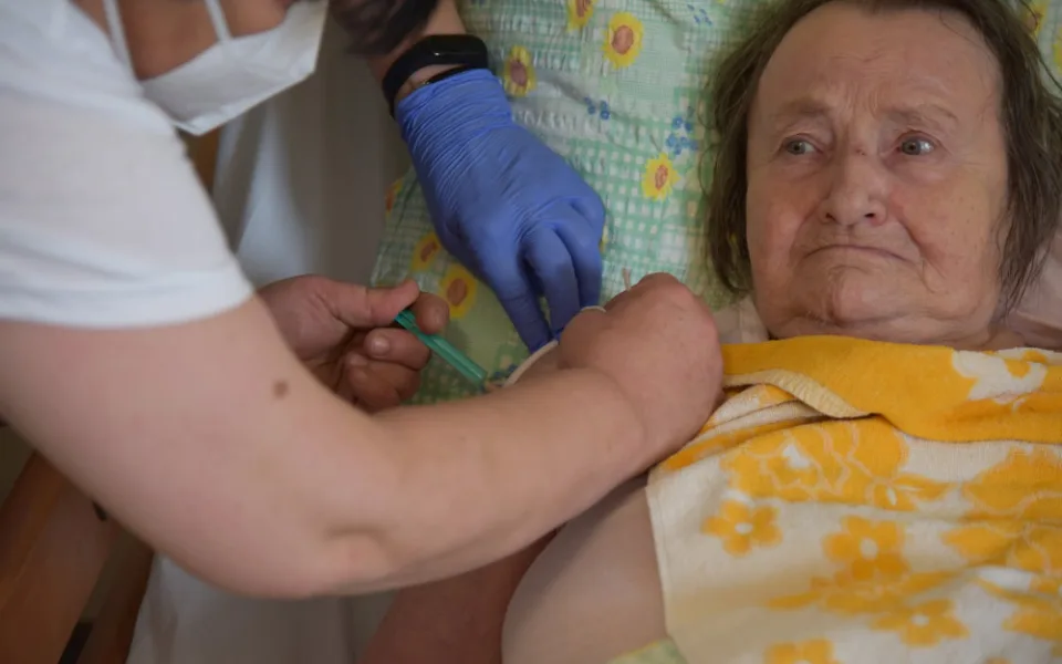 Začalo očkování seniorů, část se vakcíny bojí. Stát zaspal, vadí řediteli libereckého domova