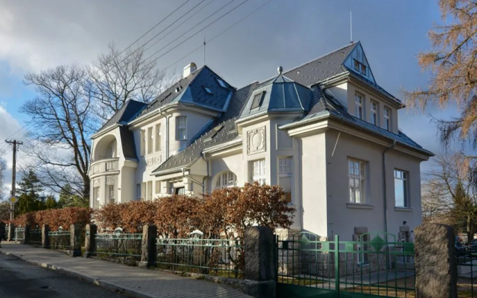 Jedním z dokončených projektů je přestavba bývalé škoky na azylový dům.