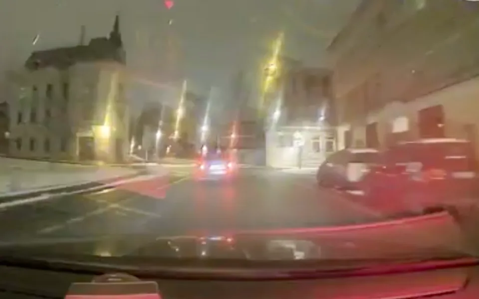 Honička centrem Liberce. Mladík pod vlivem drog vjel do slepé ulice a boural