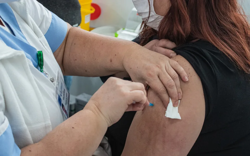 Ochota k očkování v Česku podle průzkumu stoupla, vakcínu chce 46 procent lidí