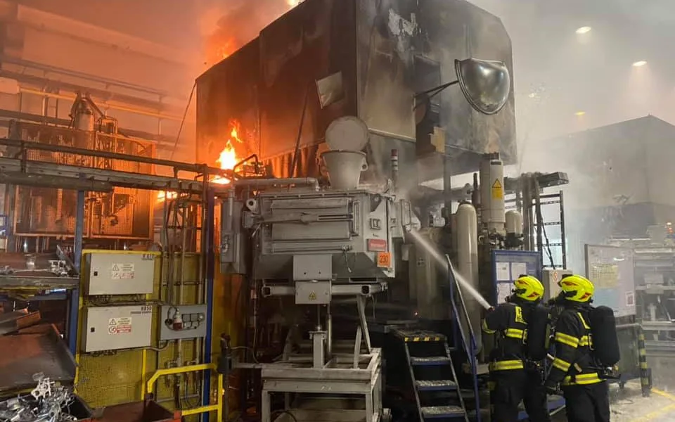 Noční požár v Hrádku. Ve výrobní hale hořel jeden ze strojů