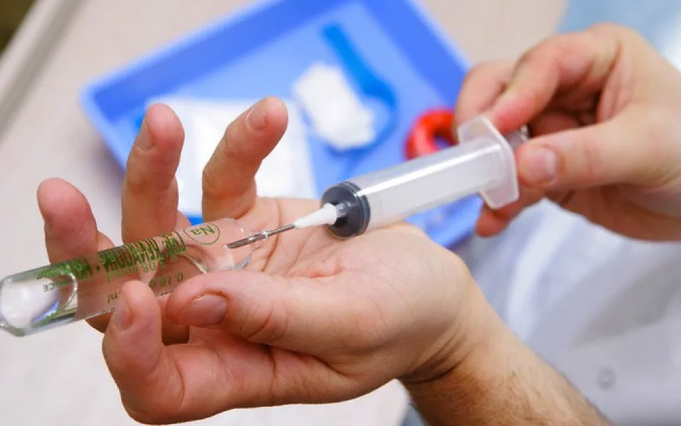 Liberecký kraj zatím očkování na covid první dávkou rušit nebude