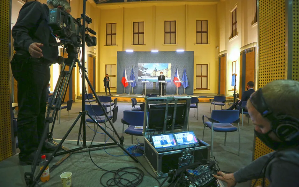Vláda opět přitvrdila. Ubytování jen pro osoby na služební cestě, testování na covid každé tři dny