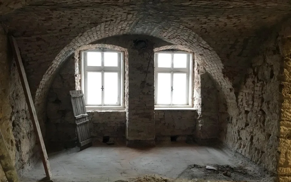 Středověké jímky na vodu i historický hrníček našli při rekonstrukci Jiráskova divadla