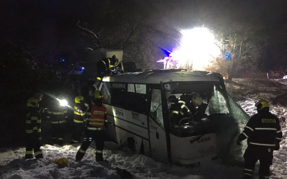 Nehoda autobusu u Brniště. Vyjel ze silnice a převrátil se přes střechu
