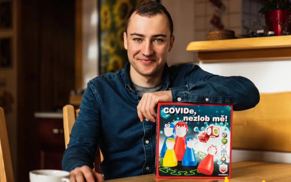 Covide nezlob mě – mladý biatlonista trefil do černého novou deskovou hrou