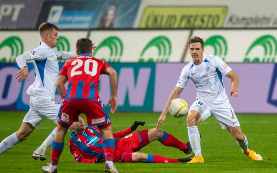 Slovan po osmi letech veze z Plzně tři body. Rozhodla červená karta pro Kašu