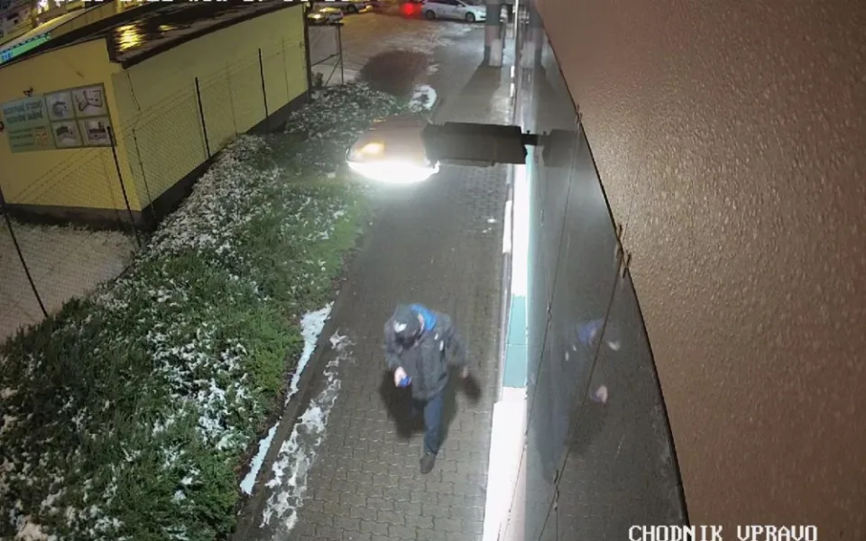Policie hledá svědka násilného trestného činu. Zveřejnila jeho fotku i video