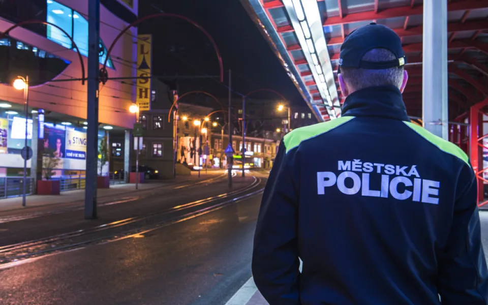 Opilec na Fügnerce napadal kolemjdoucí a pak i strážníka. Tvrdil, že je nesmrtelný