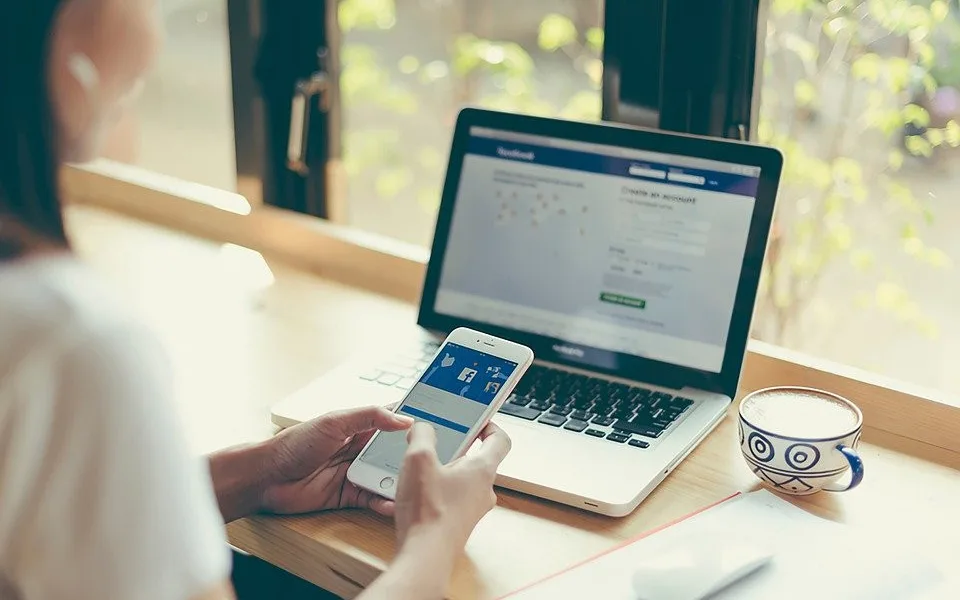 Facebook oznámil, že začíná mazat nepravdy o všech vakcínách