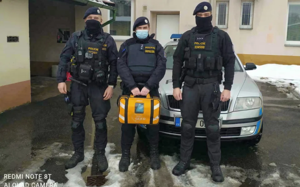 Policisté zachránili život muži po kolapsu. Použili přenosný defibrilátor