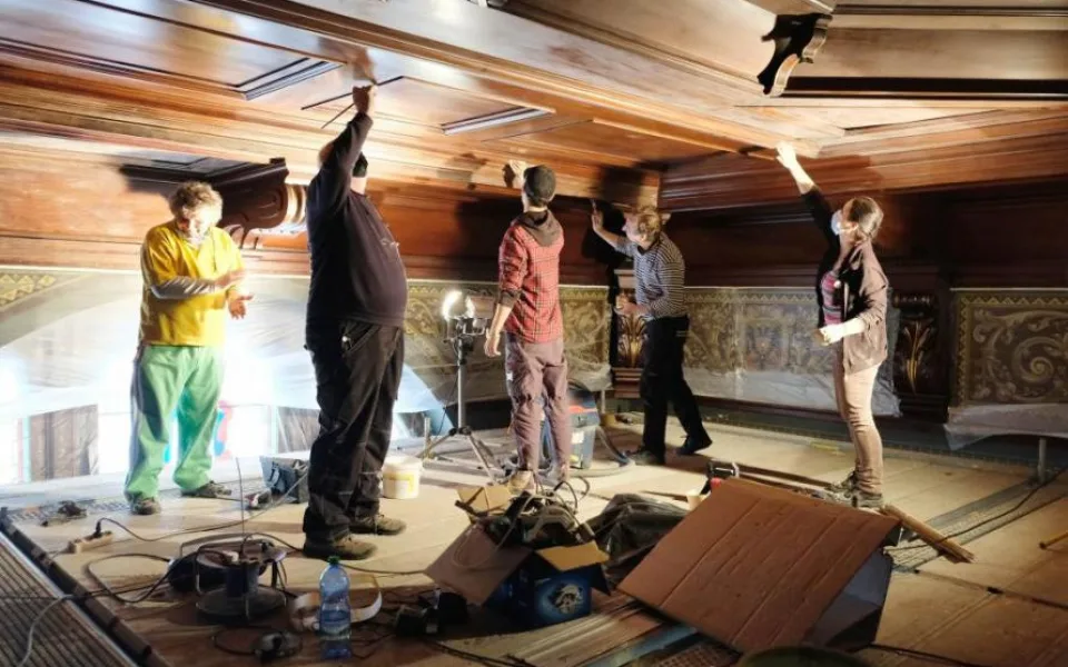 Ve Frýdlantu opravují kazetový strop obřadní síně. Ze spár už padaly kamínky
