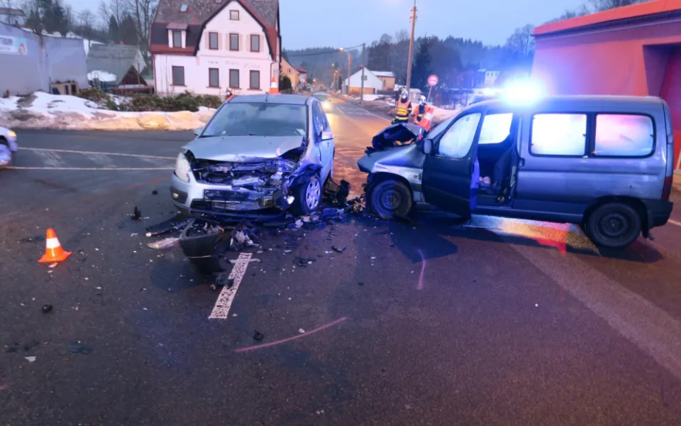 Při odbočování nedal přednost, dva lidé skončili v nemocnici